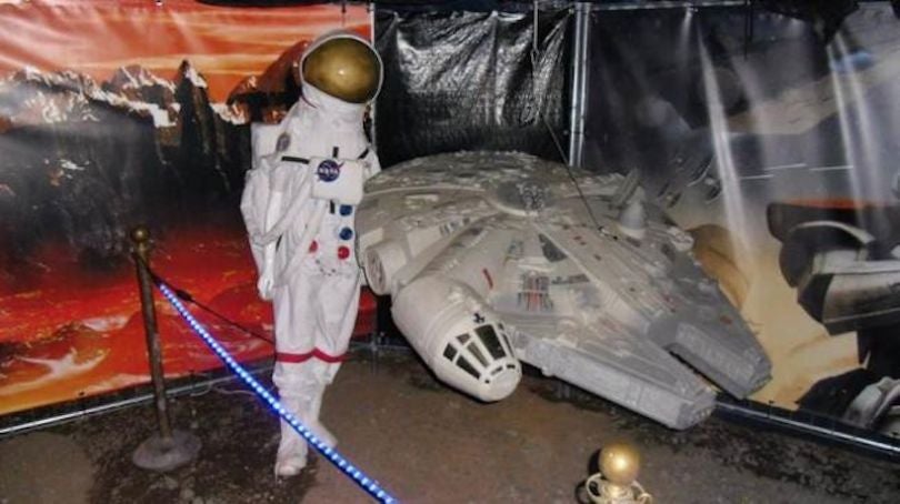 Un cosmonaute s'apprête à prendre un Millenium Falcon. (Crédit Image : Marcus Bageritz)
