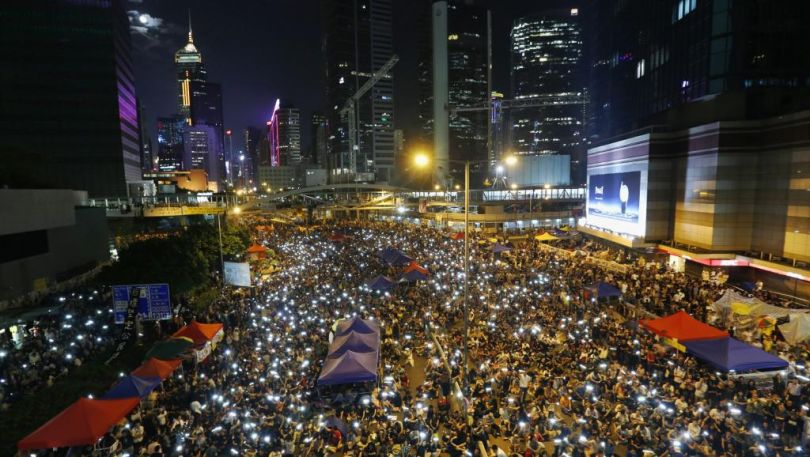 Des manifestants pro-démocratie bloquent la route principale qui mène au siège du gouvernement le 10 octobre. (Crédit Image : REUTERS/Bobby Yip)