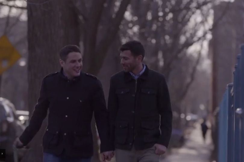 Jared et Nate, le couple gay qui figure "par surprise" dans le clip de campagne de Hillary Clinton (Capture d'écran YouTube)