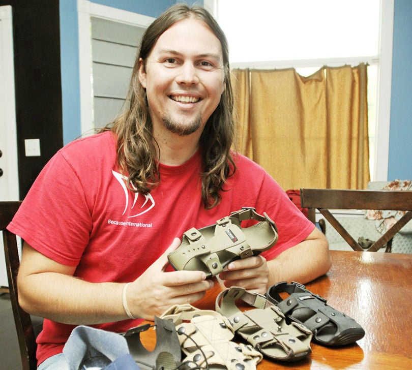 Kenton Lee, l'inventeur de la chaussure qui grandit. Crédits image : Because International