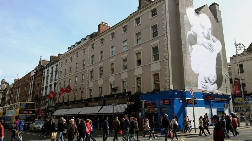 Le collage précédent, effectué il y a un mois, sur un mur de Dublin (Crédits image : Press Association/Associated Press)