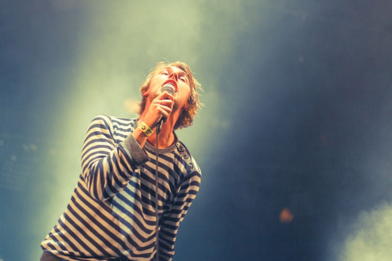 Le chanteur de Girls Band s'est habillé couleurs locales