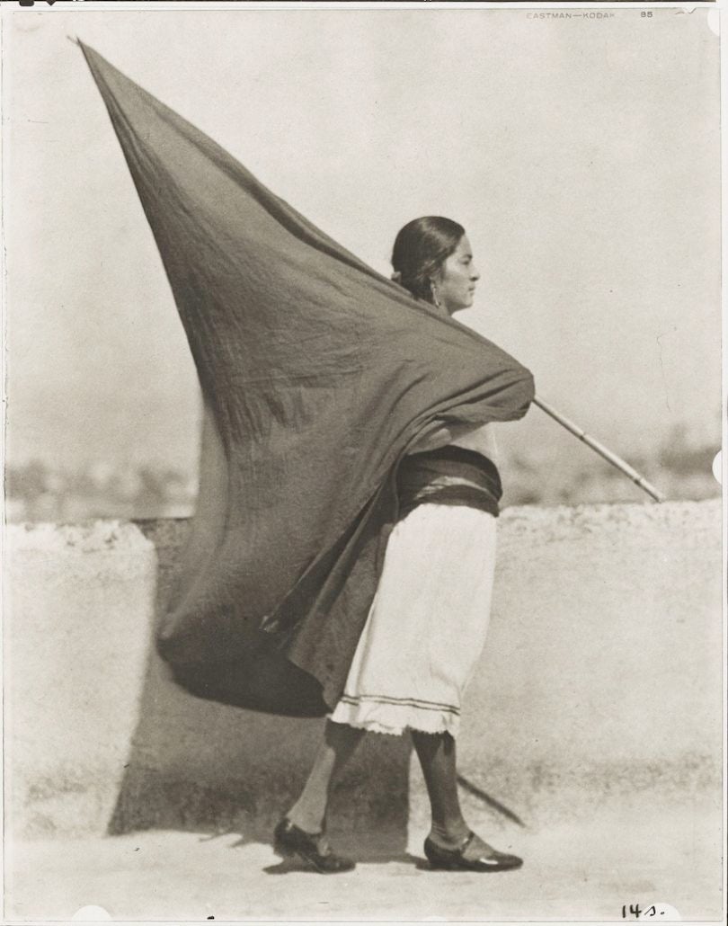 02. Tina Modotti_Woman with Flag