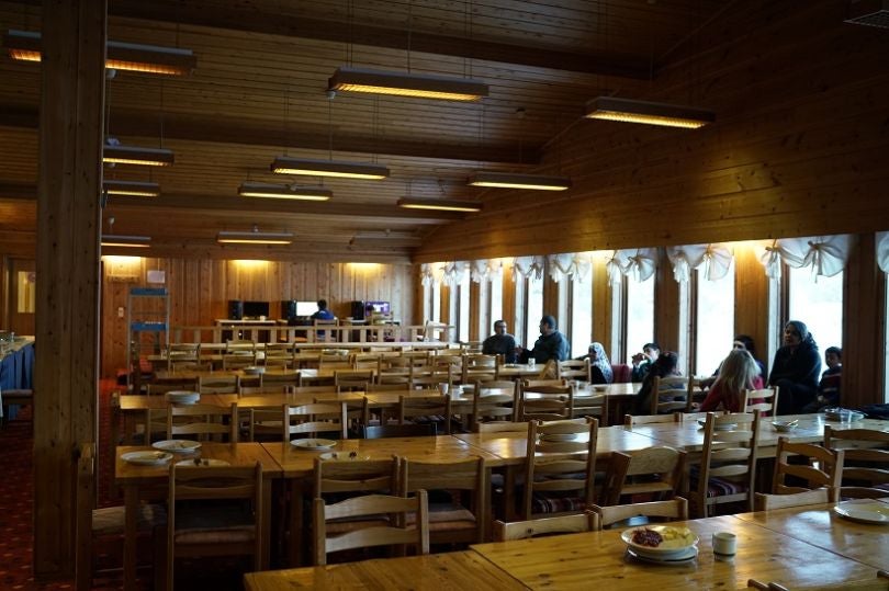 Dans le réfectoire de l'hôtel de Neiden qui accueille des familles de réfugiés, on s'occupe comme on peut. (Victor Raison / Konbini)
