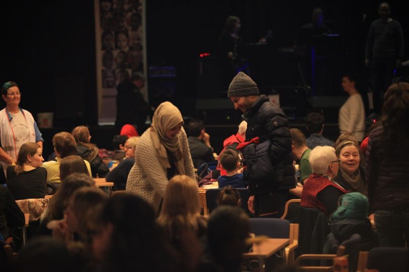 Réunion publique à Kirkenes pour fêter le retour du soleil. (Victor Raison / Konbini)