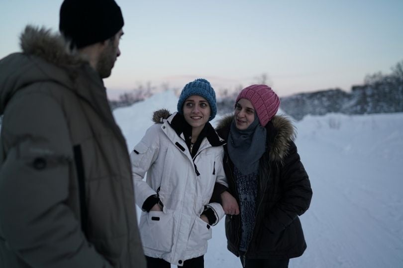 Yaman et Hayat discutent avec Baha. (Victor Raison / Konbini)