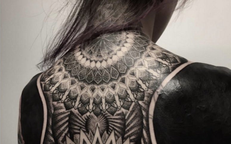 Le Black Out Tattoo La Tendance Tatouage Qui Affole Internet