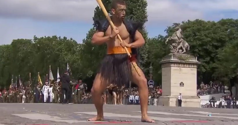 Vidéo : des guerriers maoris défilent pieds nus sur les Champs-Élysées