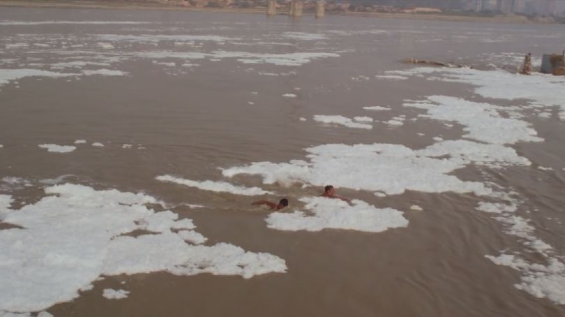 Des populations évoluent dans des environnements durablement contaminés par la fast fashion industry (©RiverBlue)