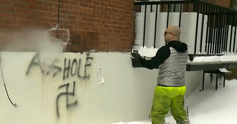 Ce nettoyeur professionnel efface gratuitement les messages haineux des murs de Montréal